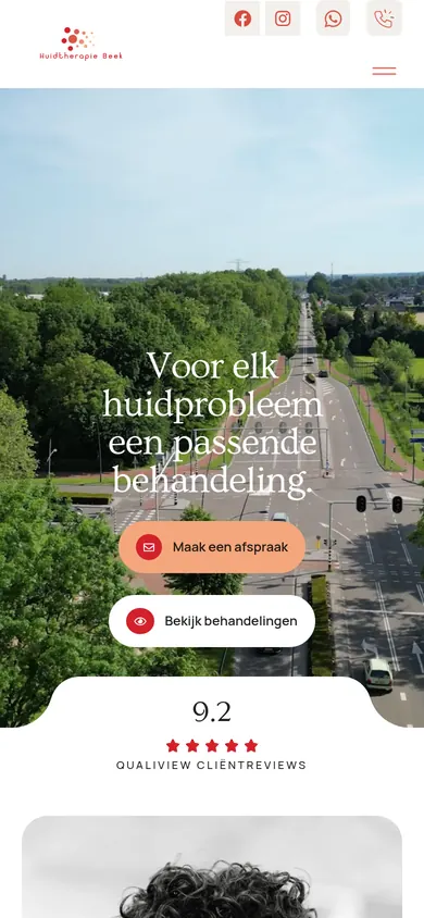 De website van Huidtherapie Beek op een telefoon, huidtherapie, Beek