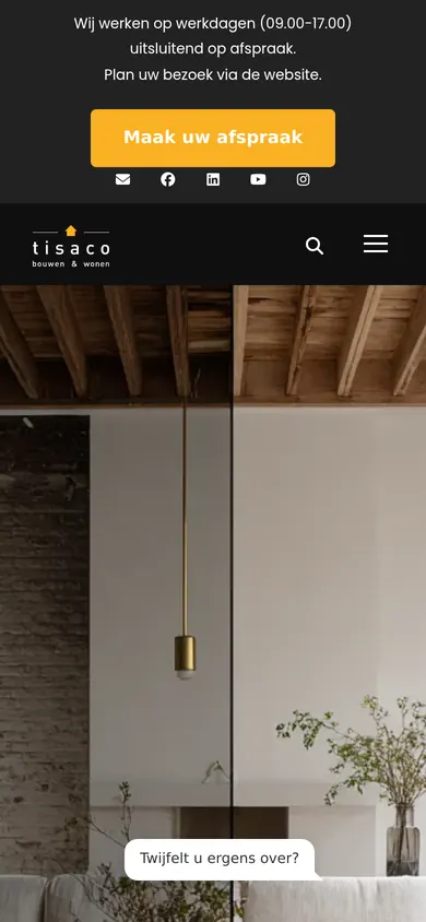 De website van Tisaco op een telefoon, bouw en interieur, Nuth