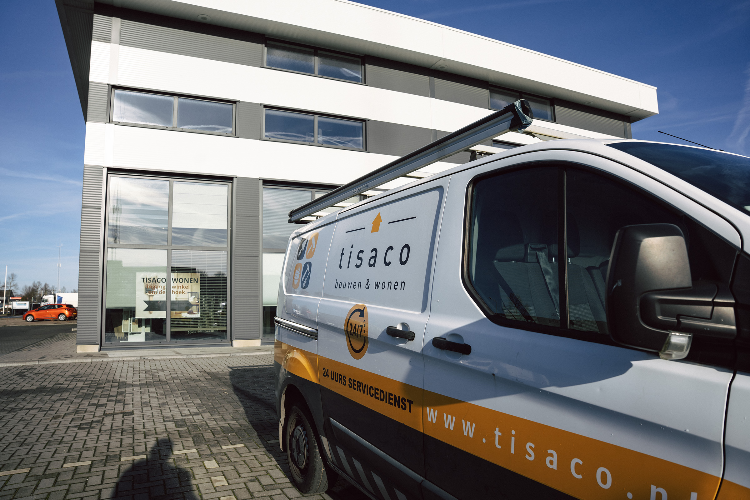 Vakman repareert een deurklink